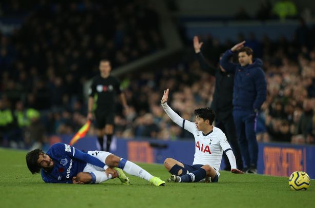Andre Gomes kärsii kauheasta jalkavammasta, jolloin Tottenhamin hyökkääjä Son Heung-min kyyneliin