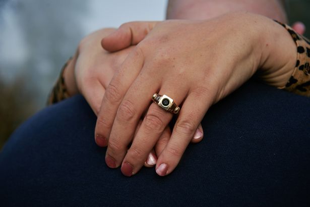 Pasangan Tinder bertunangan dengan cincin yang terbuat dari 'ponsel yang menyatukan mereka