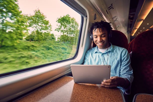 Nyt voit katsoa suosikkielokuviasi junassa ILMAISEKSI – etkä tarvitse edes internetyhteyttä