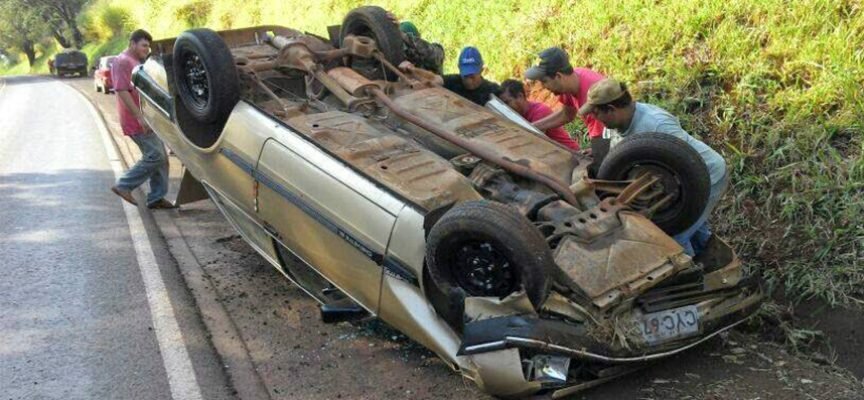 Populares resgatam mãe e filhos de carro em chamas