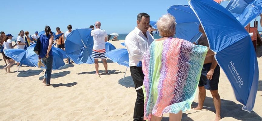 Turismo do Alentejo/Ribatejo e Câmara Municipal distribuiram guarda-sóis na Costa de Santo André