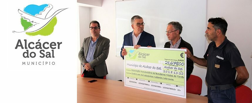 Presidente da Câmara Municipal de Alcácer do Sal entrega cheque de apoio a obras no Quartel dos Bombeiros do Torrão