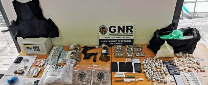 Almada – Desmantelada rede de tráfico de estupefacientes e apreensão de mais de 7 000 doses