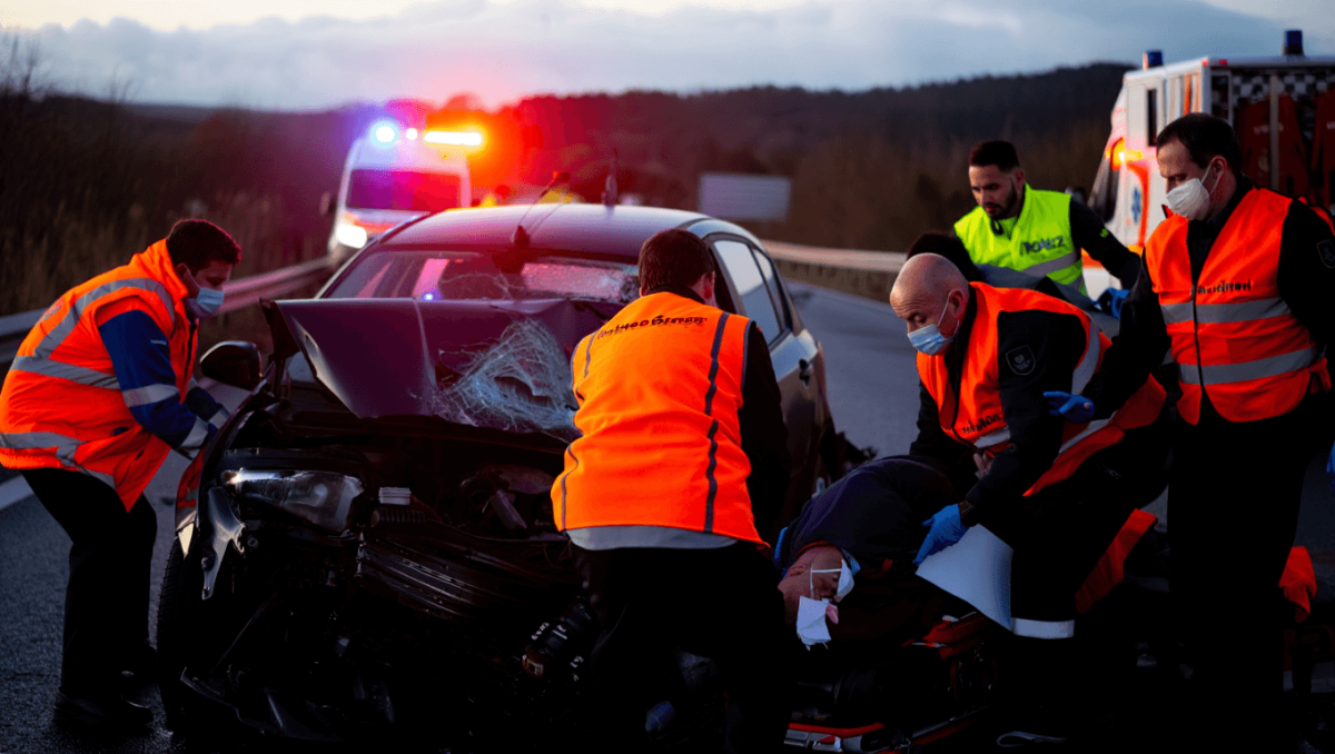 
                                Mortes na estrada aumentam 31% no período festivo 2025/26: 38 vítimas em 18 dias
                            