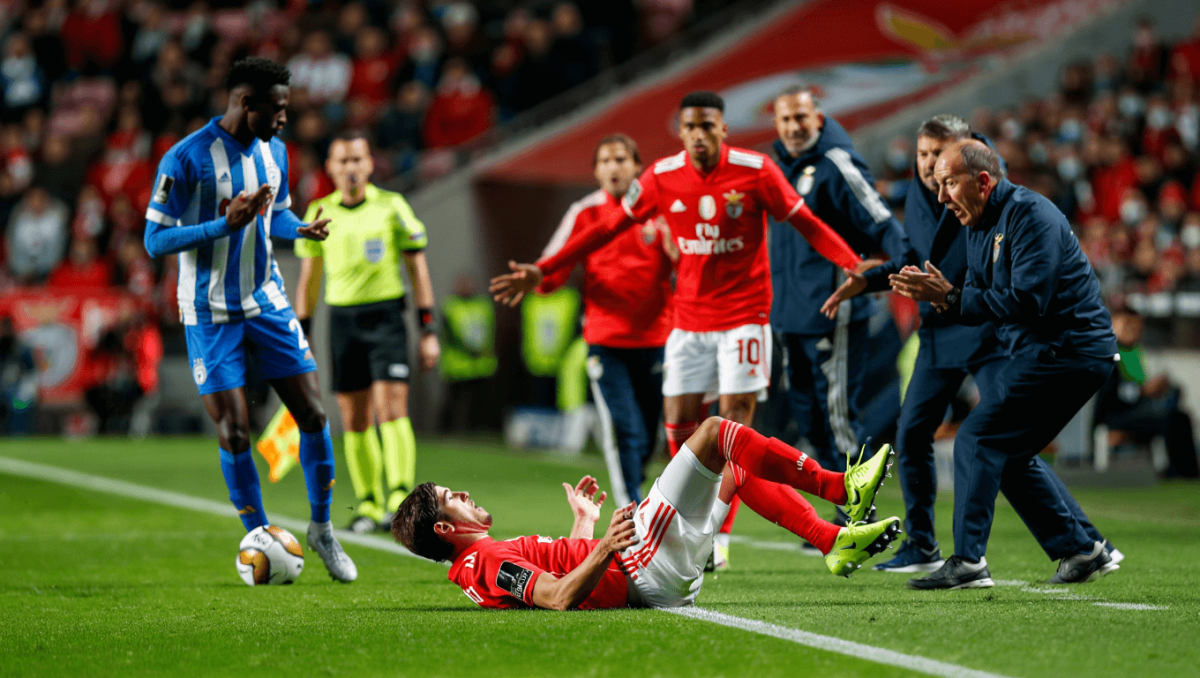 Razões de queixa? Benfica pediu penálti… por rasteira com a cabeça