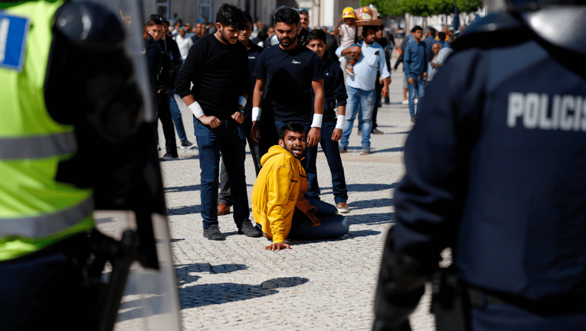 
                                Neonazis do 1143 teriam grupos fictícios de ajuda animal e distribuição alimentar. Videovigilância captou agressões
                            