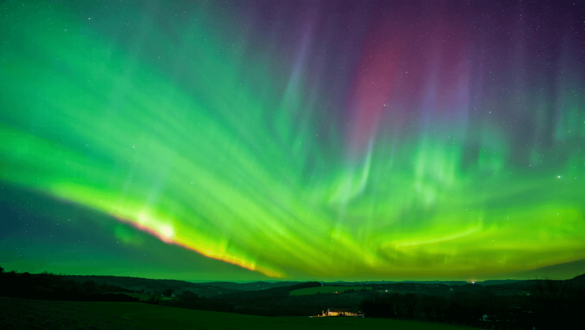 
    Auroras boreais vistas em Portugal após grande tempestade solar atingir Terra          