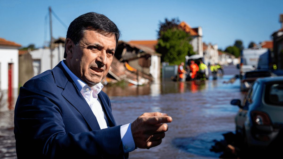 Carneiro guarda críticas à gestão do Governo para o debate quinzenal e considera "insuficientes" apoios anunciados