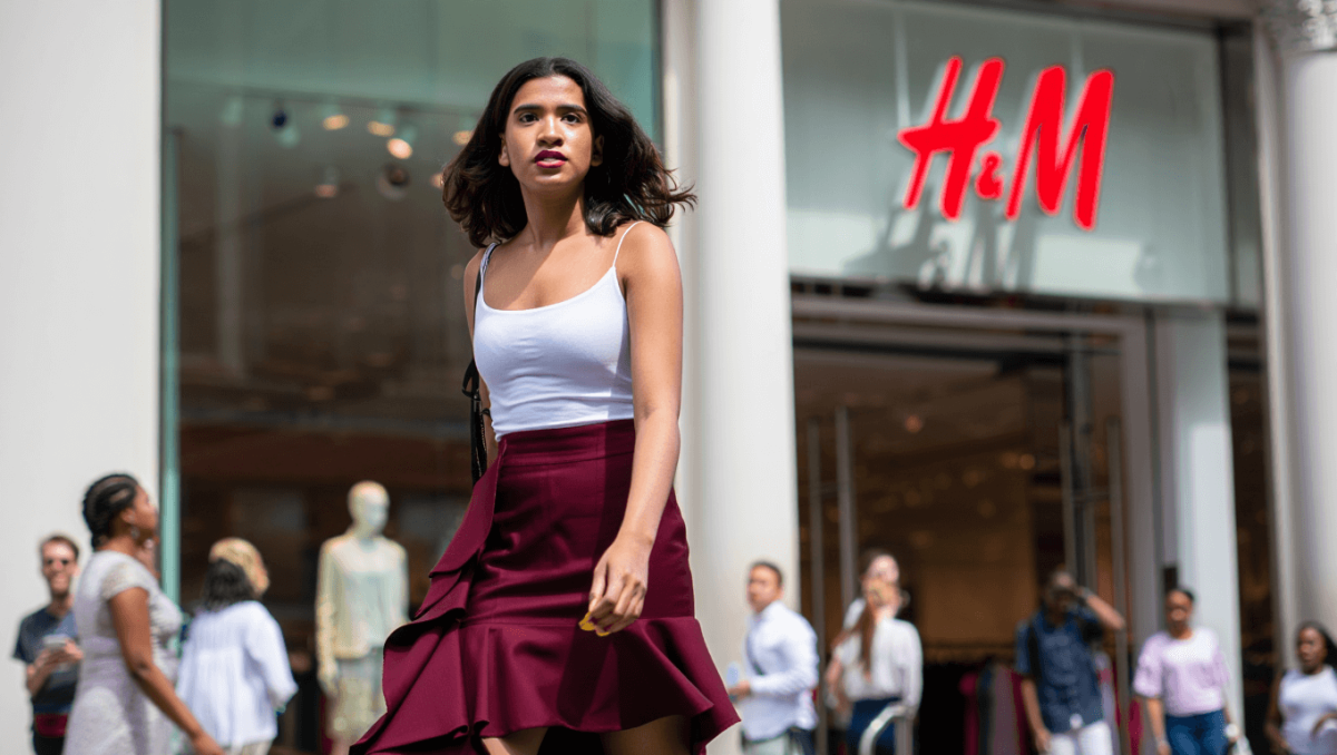 Saia bordô com babados assimétricos dispara procura nas lojas H&M