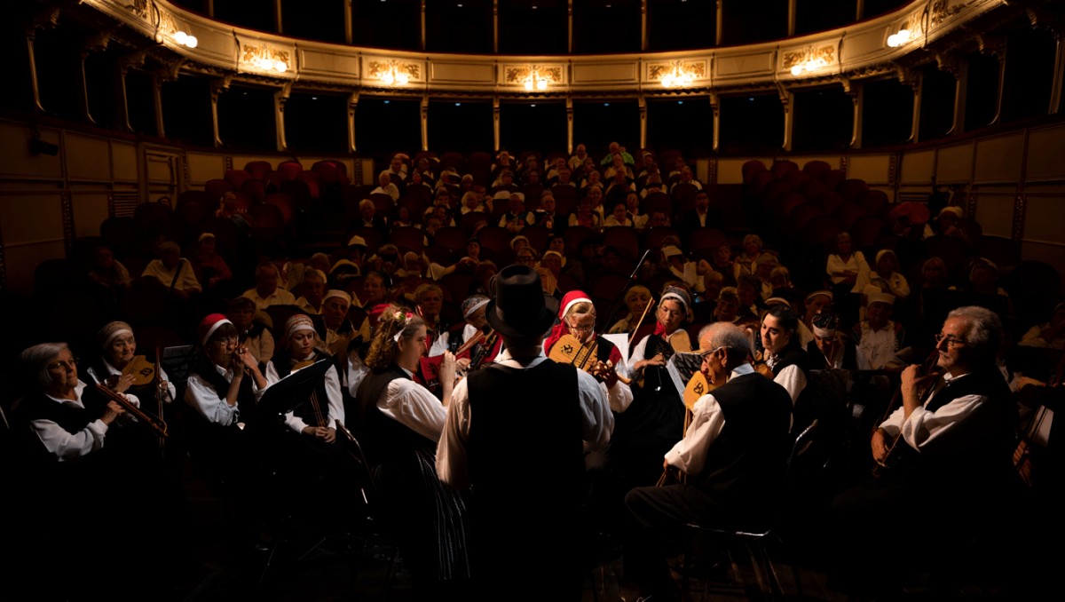 Alcorriol lançou cantigas tradicionais e documentário com sala cheia no Teatro Virgínia