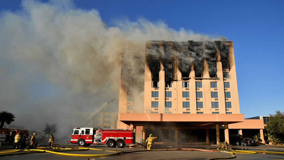
                                Dominado incêndio em hotel da proprietária da Zara em Tróia. PJ vai investigar
                            