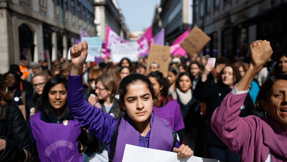 Mulheres que “vivem mais, estudam mais, trabalham mais” saíram à rua no Dia da Mulher
