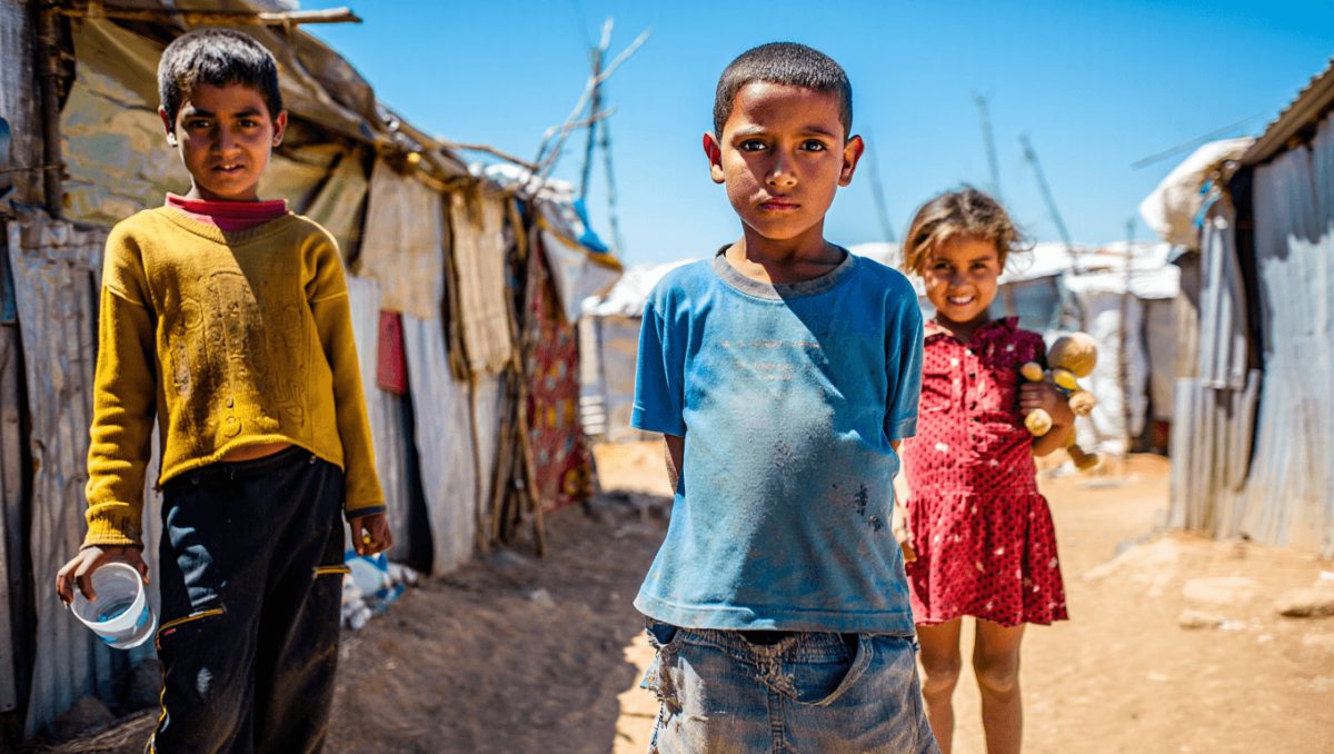 Tendas, barracas, casas degradadas: três mil crianças vivem em condições “insalubres”
