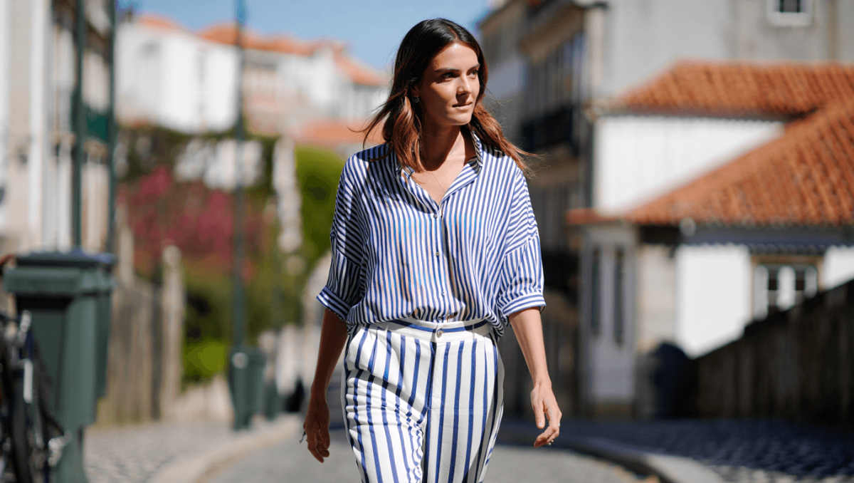 Conjuntos listrados desembarcam em Cascais: peças leves ideais para a primavera