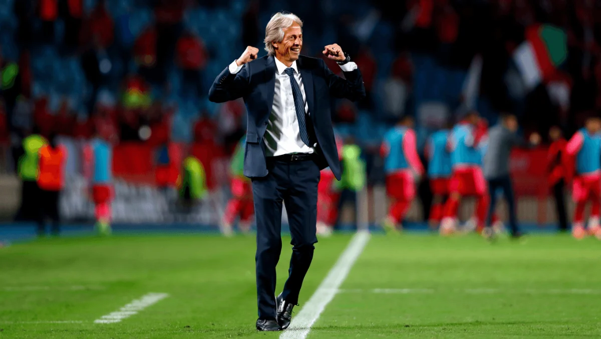O que estaria Jorge Jesus a fazer na linha lateral? Dança torna-se viral