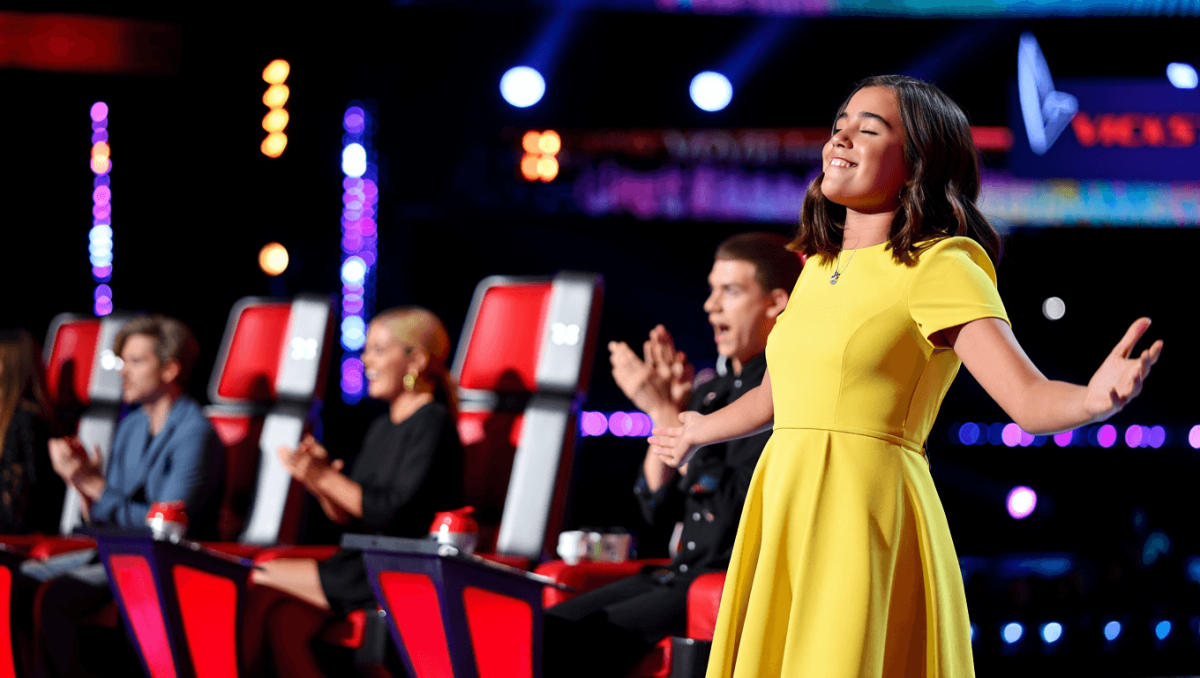 Maria Leonor, 14 anos, arrasa e leva aprovação unânime na estreia do novo The Voice Kids