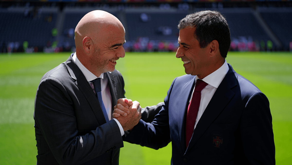 Gesto de Pedro Proença com Gianni Infantino corre mundo: "Inesquecível…"
