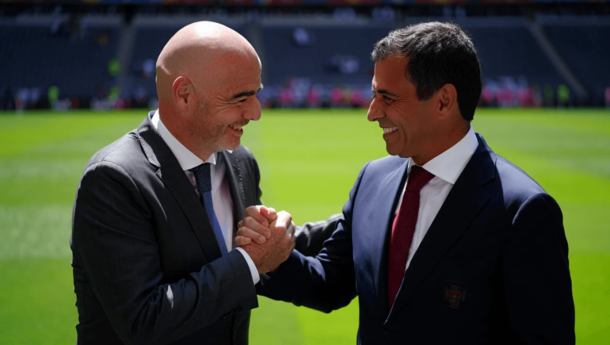 Gesto de Pedro Proença com Gianni Infantino corre mundo: "Inesquecível…"
