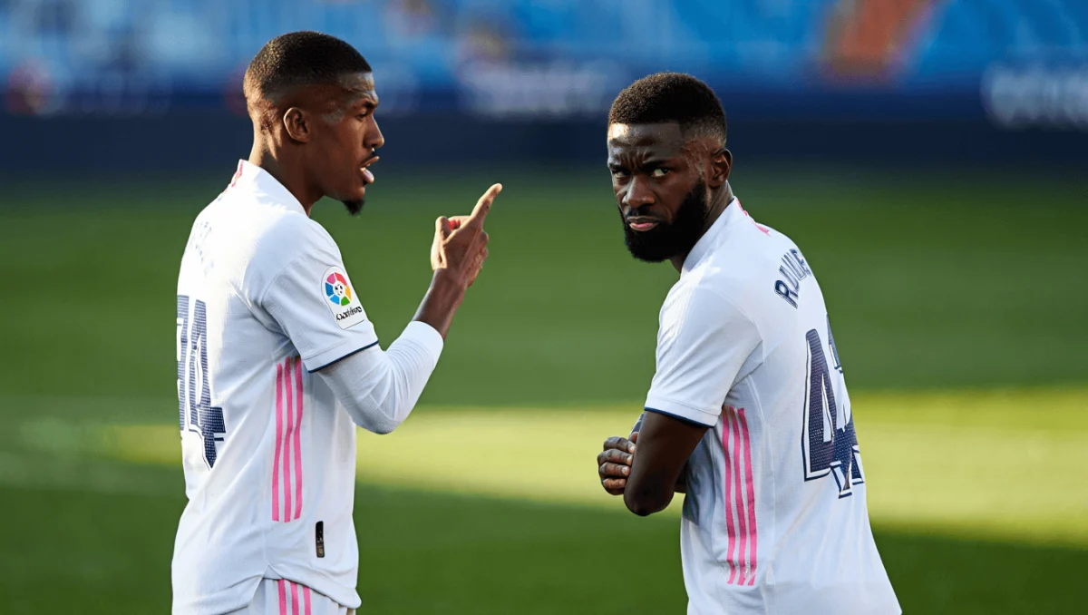 Real Madrid a ferro e fogo. Câmeras apanham Rudiger furioso com Carreras