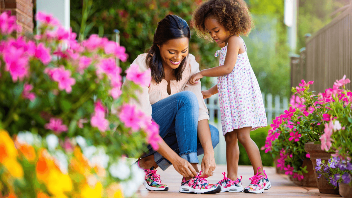 Sapatilhas florais Skechers chegam para mães e filhas: veja preços