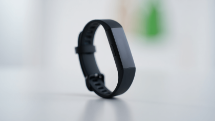 Google desvenda nova pulseira de fitness sem ecrã. Chama-se Fitbit Air