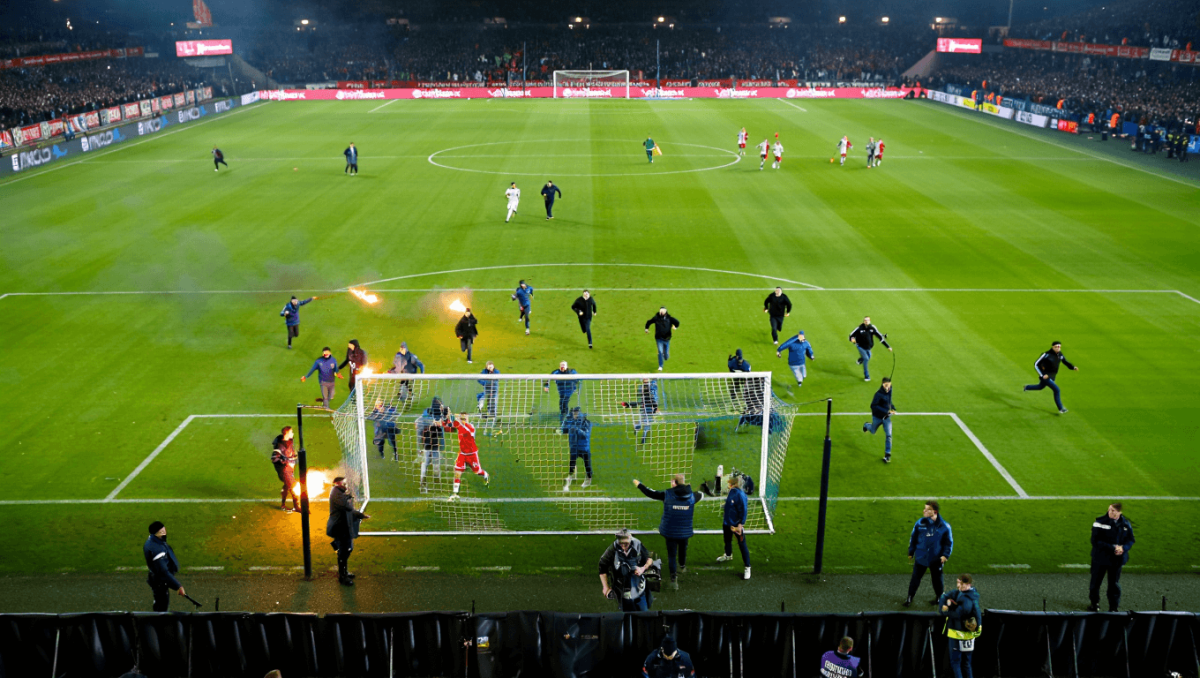 Tochas, agressões... Invasão em massa suspende jogo do título checo