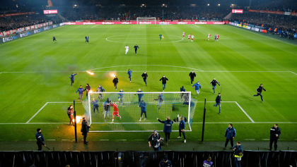 Tochas, agressões... Invasão em massa suspende jogo do título checo