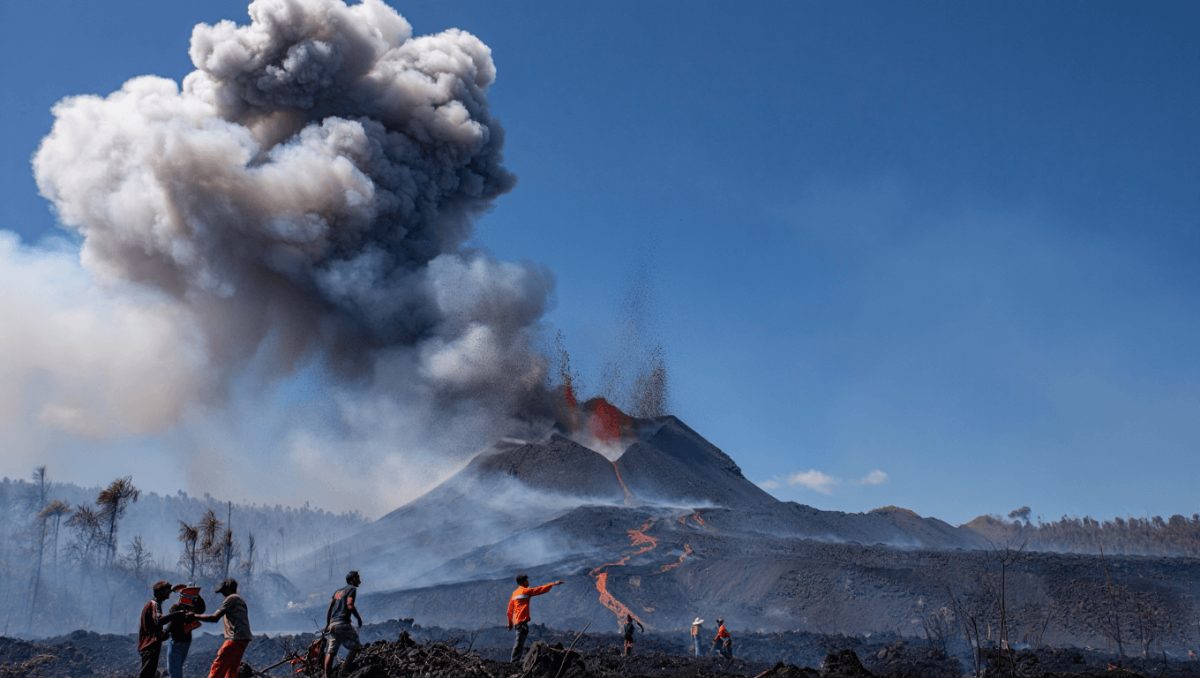 Três mortos e 10 desaparecidos após erupção de vulcão na Indonésia