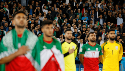 Vaia monumental ao hino do Irão na estreia no Mundial