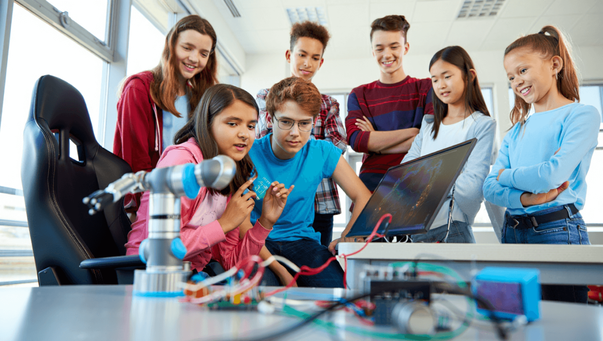 Jovens de bairros sociais de Lisboa em bootcamp de robótica e gaming
