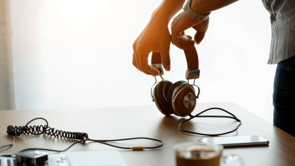 Há cada vez mais pessoas a usar auriculares com fios. Explicamos porquê