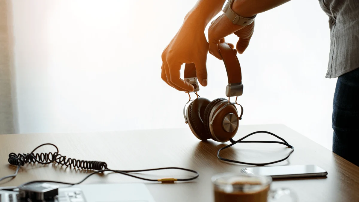 Há cada vez mais pessoas a usar auriculares com fios. Explicamos porquê