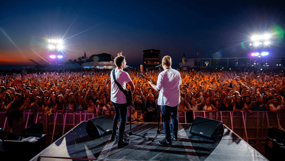 Calema no MEO Marés: volta a encantar com concerto fiel à sua receita de sucesso