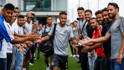 Ex-Benfica e companhia animam Neymar no regresso ao Santos