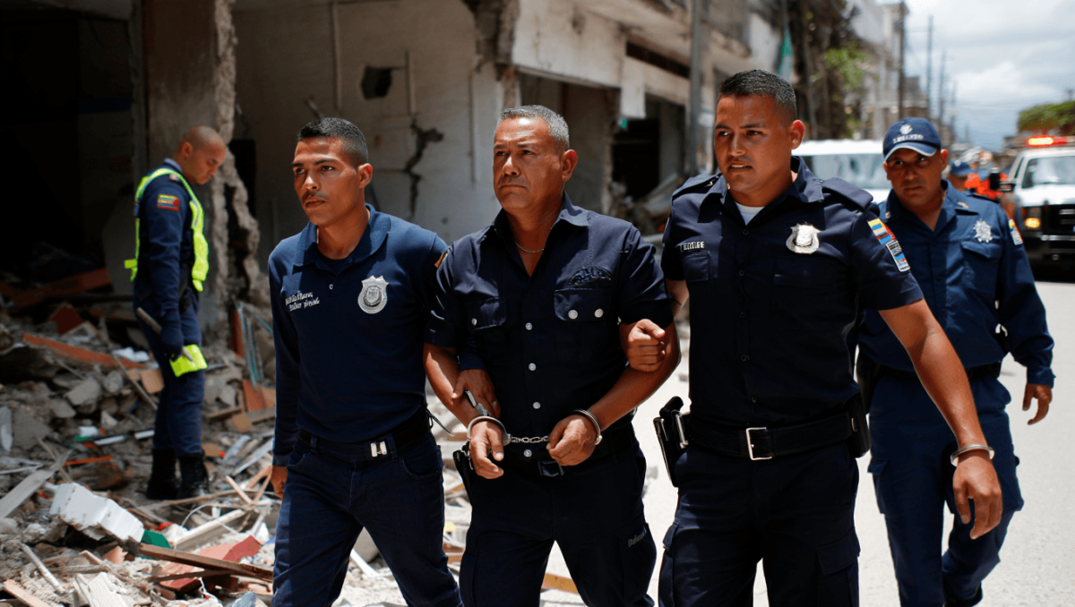 Sismos na Venezuela. Quatro polícias detidos por roubarem dinheiro durante as operações de resgate