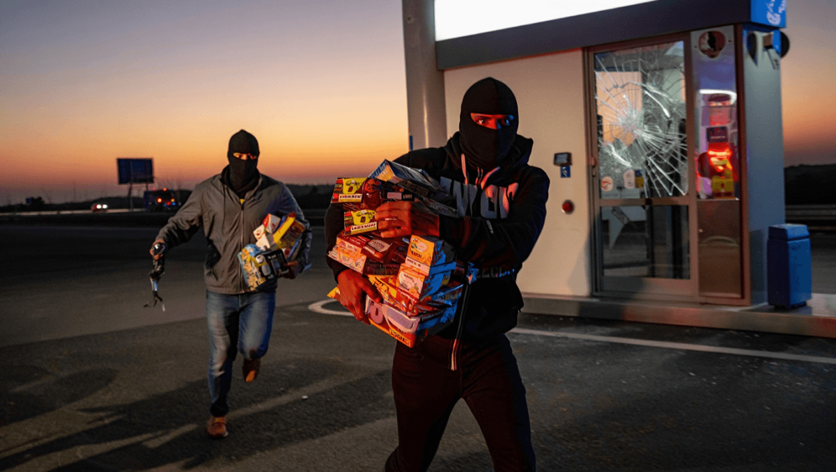 Ladrões levam tabaco e raspadinhas durante assalto a posto de combustível junto ao IC1 em Silves