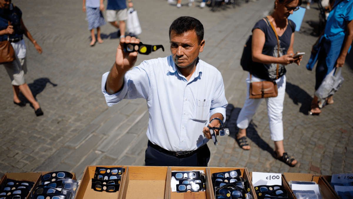 05:19
"Há pessoas a vender óculos para o eclipse a cerca de 100 euros. Há quem consiga sempre fazer negócio"
Ontem às 18:59