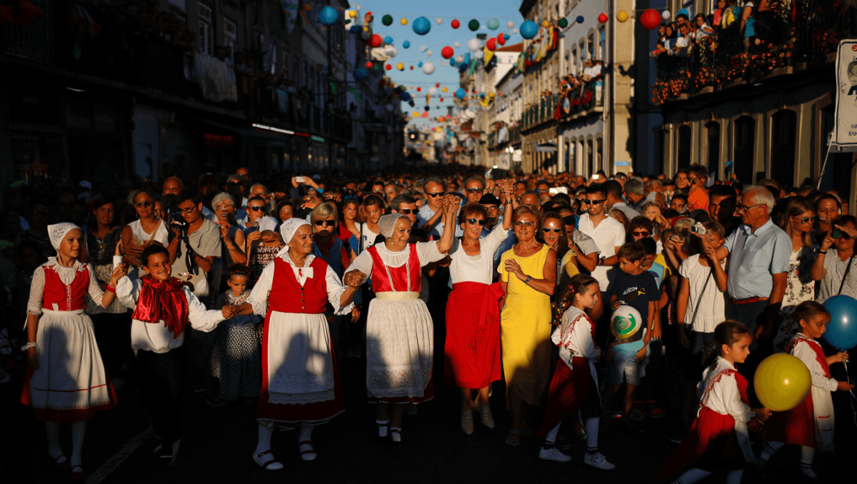 "Festas do Povo": uma tradição é uma comunidade que se recusa a desaparecer