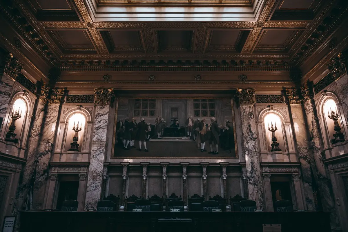 Câmara parlamentar com deputados em sessão legislativa