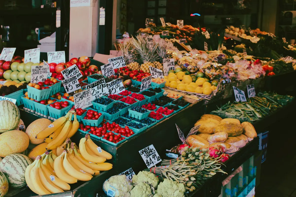 Variedade de frutas e legumes frescos expostos num mercado ou supermercado.