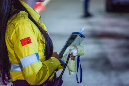 Agentes de segurança em vigilância coordenada na fronteira