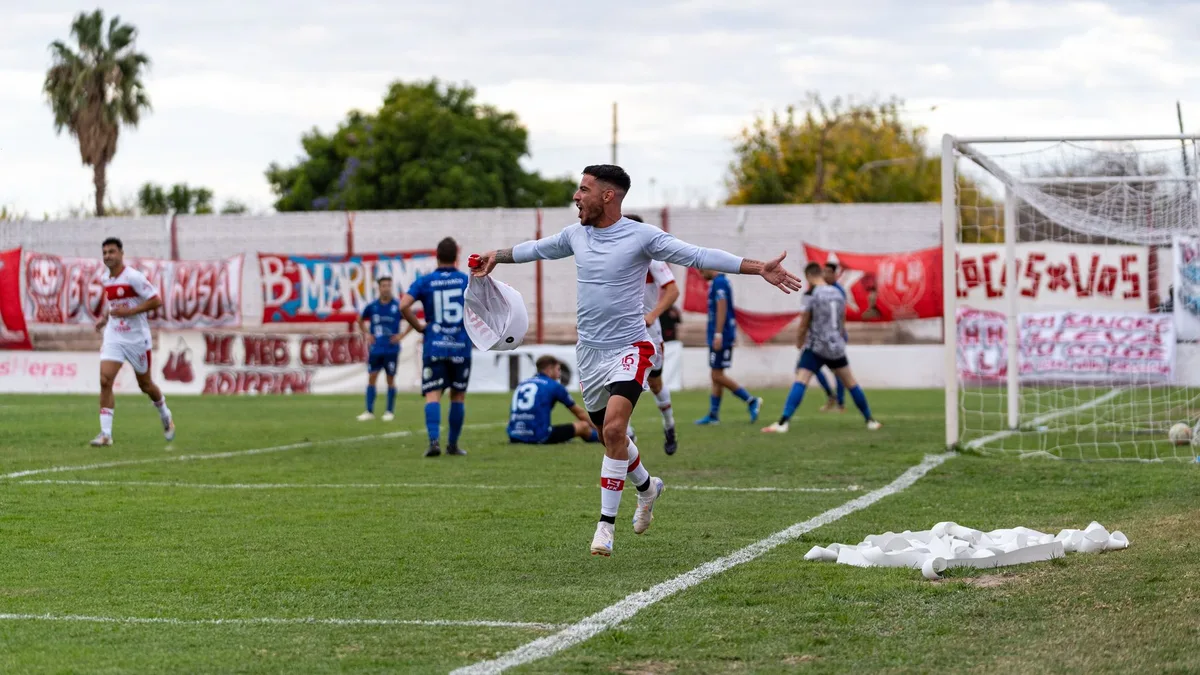 Jogador de futebol a marcar um golo durante uma partida