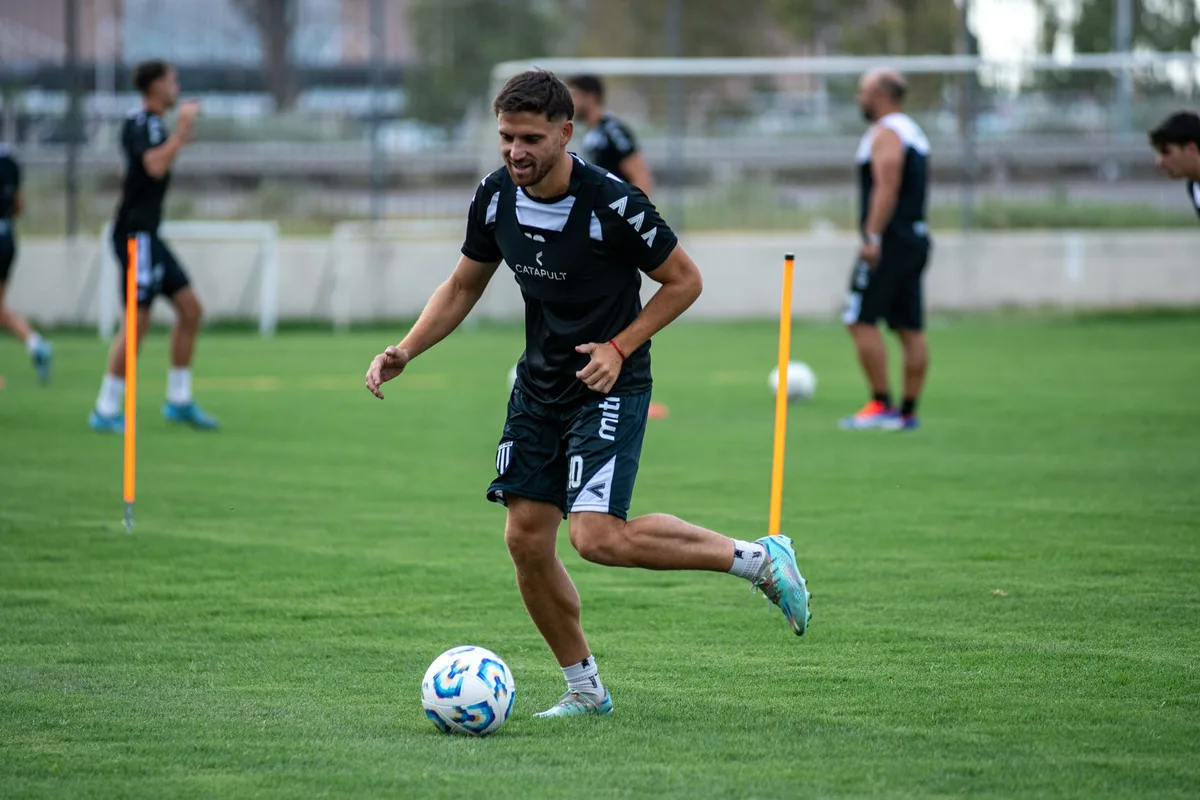 Equipa de futebol em treino no relvado