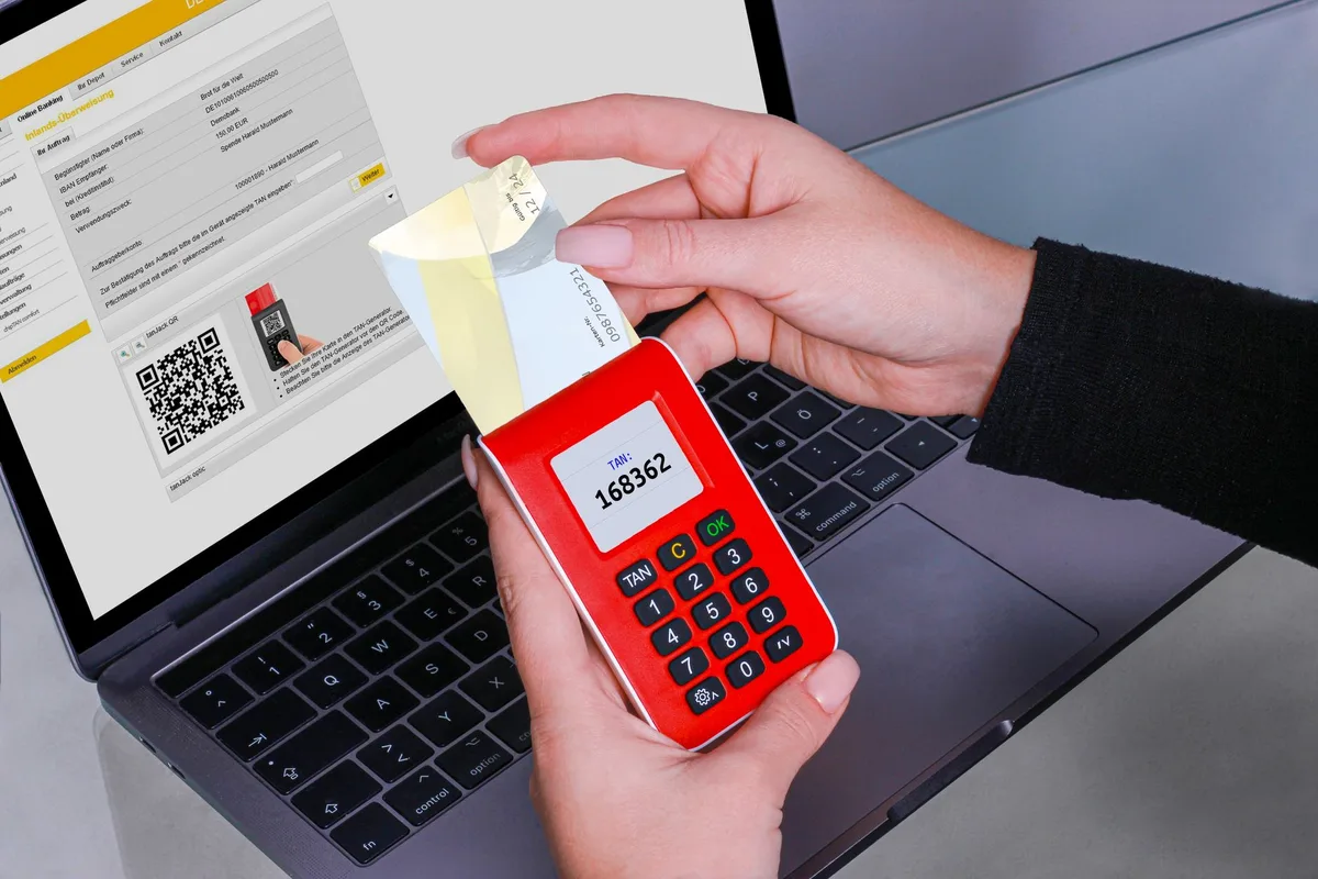 Símbolo de cadeado e autenticação multifator num interface de segurança digital