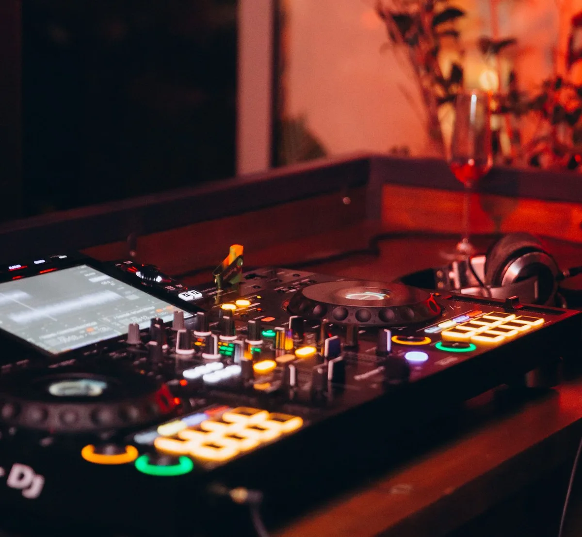 DJ em consola de som durante apresentação em discoteca