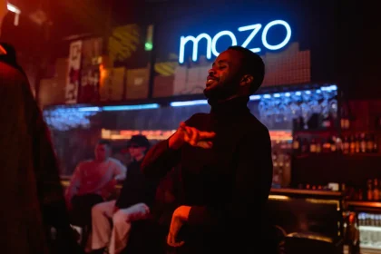 Pista de dança de discoteca com luzes neon e silhuetas de pessoas a dançar