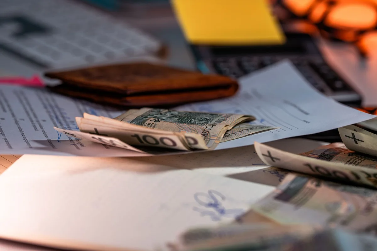 Documentos financeiros e extractos de conta bancária sobre uma mesa
