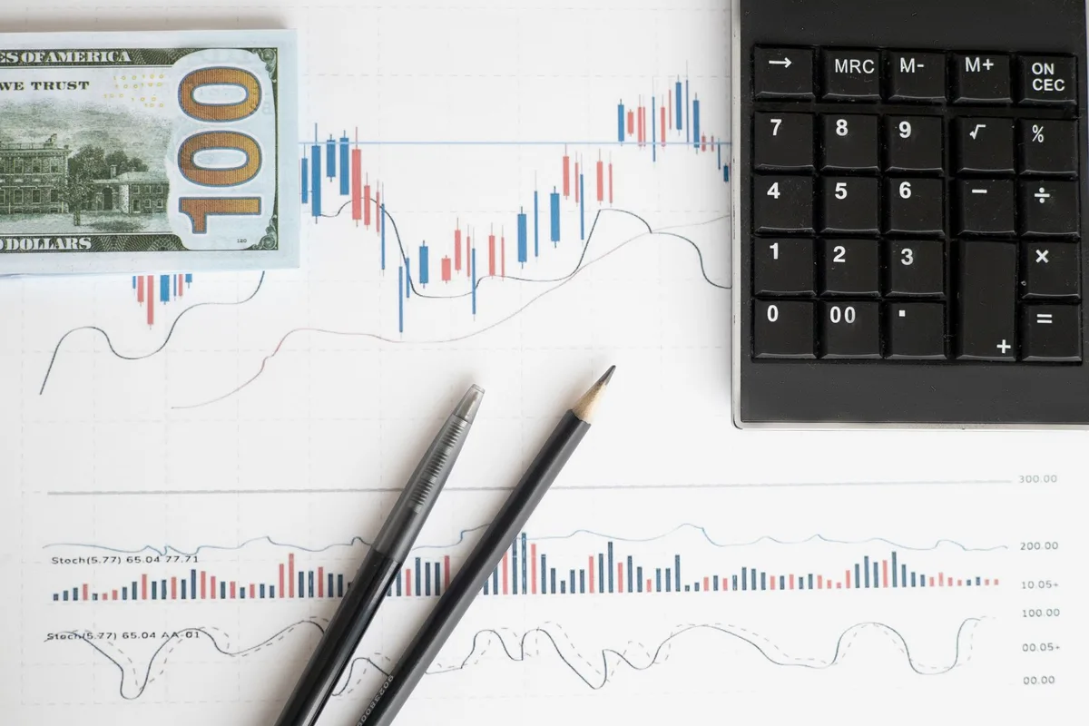 Cálculos financeiros e tabelas de análise de dados em computador