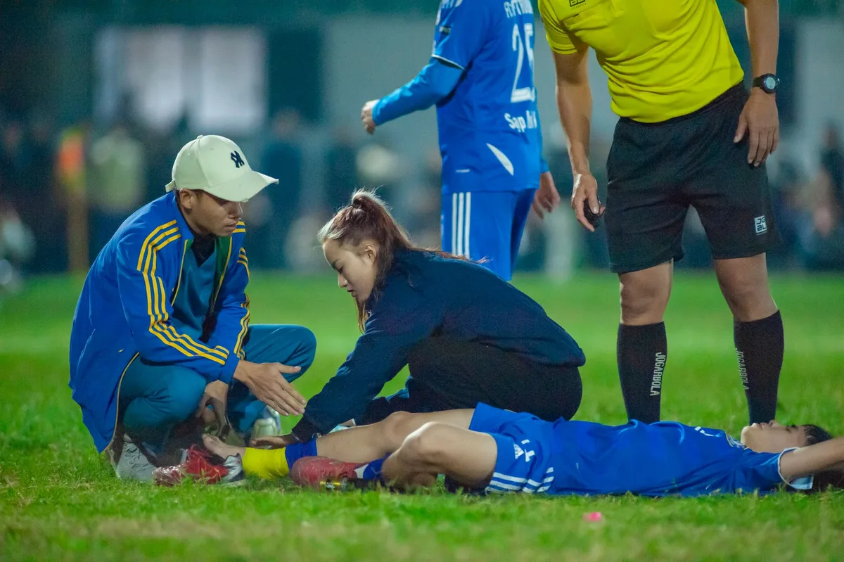 Jogador em tratamento médico durante sessão de treino, ilustrando as dificuldades do plantel
