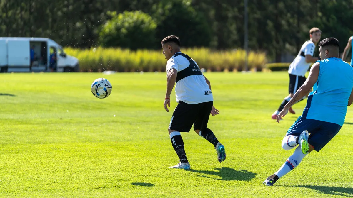Jogador de futebol em posição de médio durante treino tático